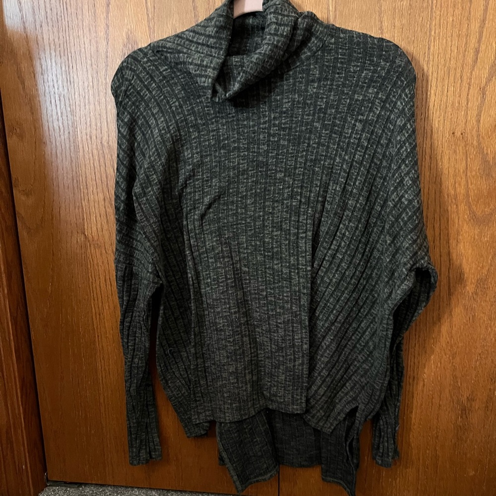 American Eagle light turtleneck